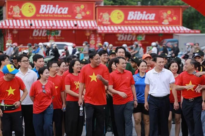 Cán bộ, sinh viên Trường đại học Hùng Vương hào hứng đi bộ "Cùng Việt Nam tiến bước".