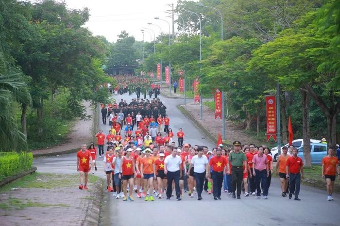 Thời tiết sáng nay tại Phú Thọ râm mát, không mưa rất thuận lợi cho Chương trình đi bộ "Cùng Việt Nam tiến bước".
