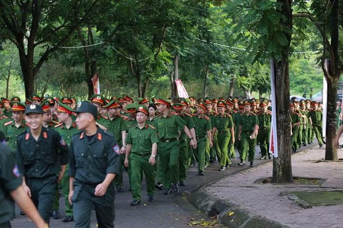 Đông đảo cán bộ, chiến sĩ Công an tỉnh Phú Thọ tham dự đi bộ.