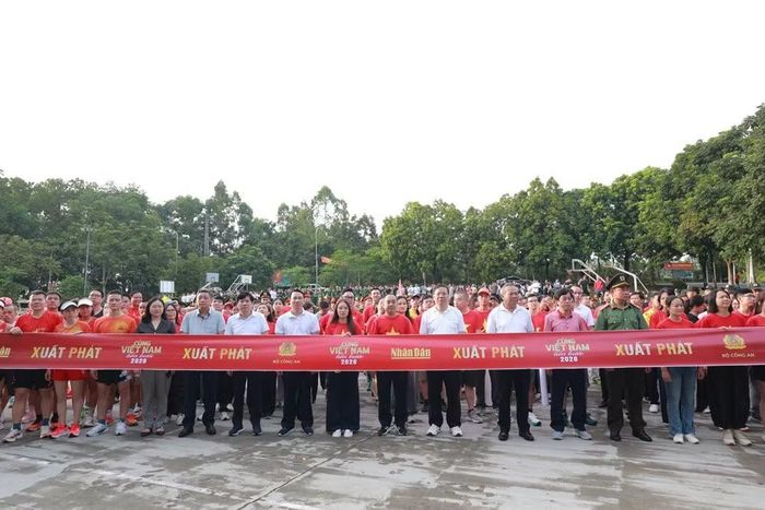 Các đại biểu và người dân tỉnh Phú Thọ tham cùng đi bộ theo Chương trình "Cùng Việt Nam tiến bước".