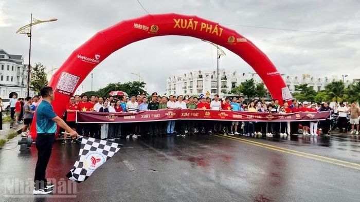 Đông đảo cán bộ, chiến sĩ Công an, Quân sự, công chức, viên chức và nhân dân An Giang tích cực tham gia hưởng ứng đi bộ. (Ảnh: QUỐC TRINH)