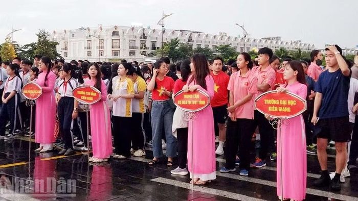 Các đơn vị cấp tỉnh và phường Rạch Giá tham dự hoạt động đi bộ. (Ảnh: QUỐC TRINH)