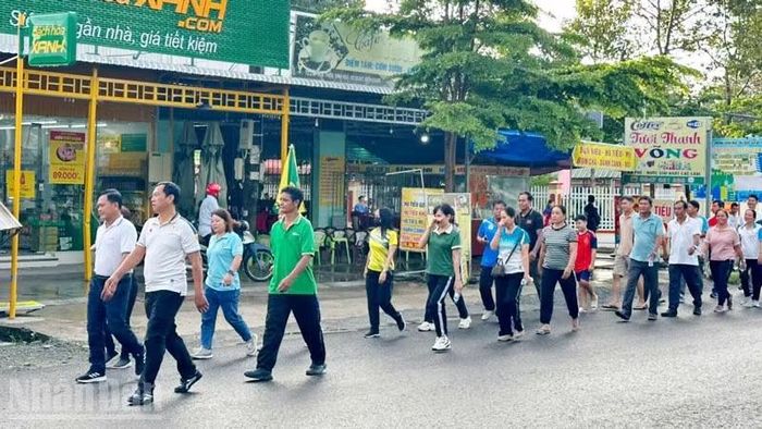 Cán bộ, người dân xã Định Hòa, tỉnh An Giang tham gia đi bộ. (Ảnh: CTV)