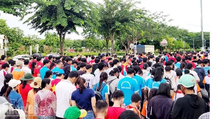 Đông đảo lực lượng công an, quân sự, công chức, viên chức và nhân dân An Giang tham gia chương trình đi bộ “Cùng Việt Nam tiến bước năm 2026” tại phường Rạch Giá. (Ảnh: QUỐC TRINH)