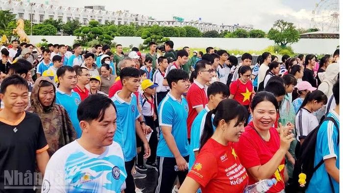 Hàng nghìn người dân phường Rạch Giá hòa cùng không khí sôi động của Ngày hội toàn dân rèn luyện sức khỏe.