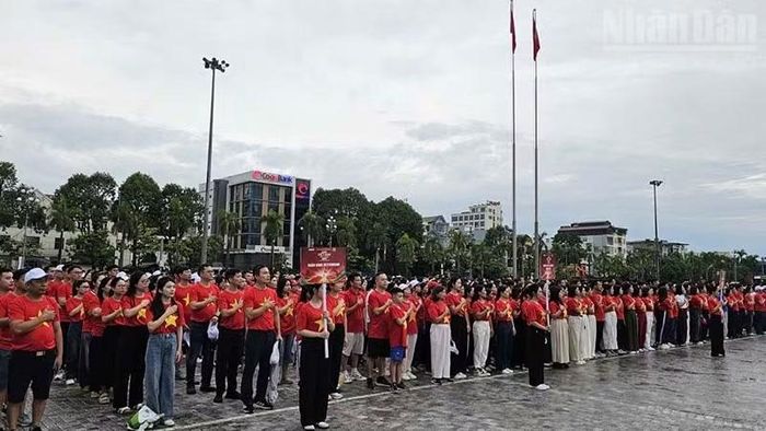 Các tầng lớp nhân dân Thanh Hóa thực hiện nghi lễ chào cờ. (Ảnh: Mai Luận)