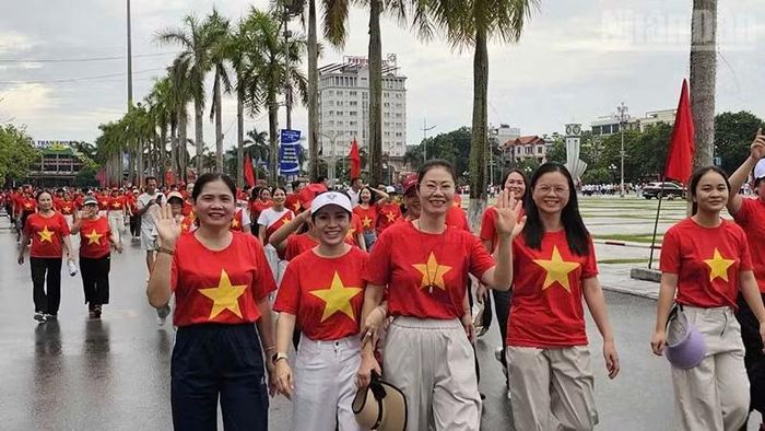 Các tầng lớp nhân dân hào hứng tham gia hoạt động đi bộ. (Ảnh: Mai Luận)