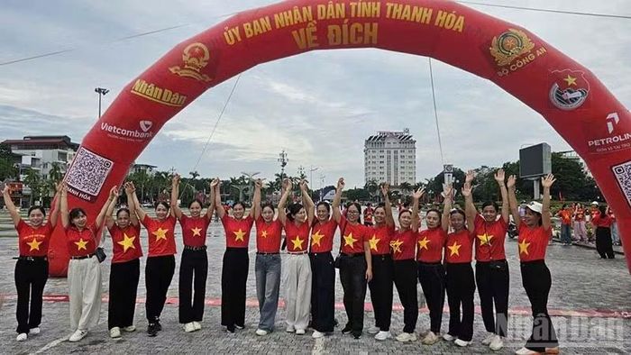 Mỗi bước chân cán đích, góp phần hiện thực hóa mục tiêu "10 tỷ bước xanh". (Ảnh: Mai Luận)