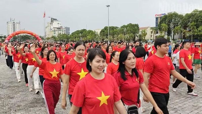 Quân và dân cùng mặc áo cờ đỏ sao vàng đồng hành "Cùng Việt Nam tiến bước". (Ảnh: Mai Luận)