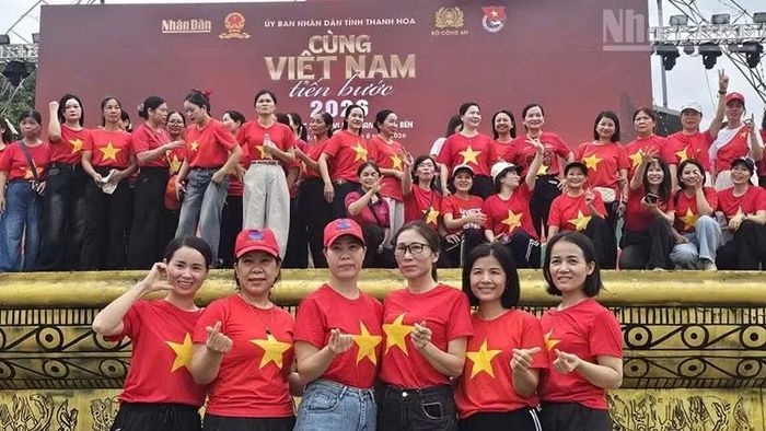 Người dân check-in Cùng Việt Nam tiến bước. (Ảnh: Mai Luận)