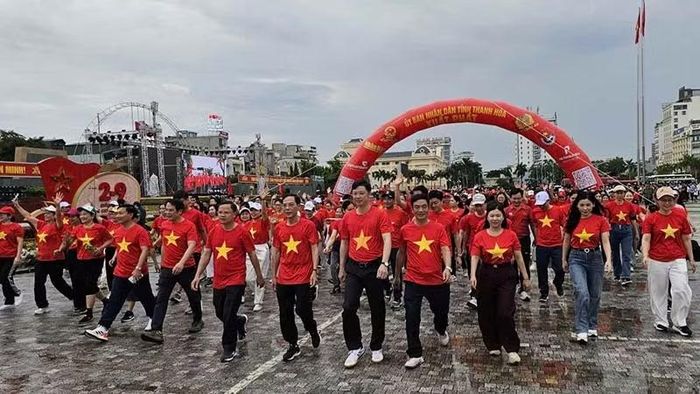 Lãnh đạo tỉnh Thanh Hóa cùng các ngành tham gia hoạt động "Cùng Việt Nam tiến bước". (Ảnh: Mai Luận)