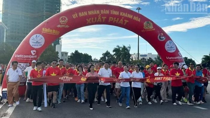Cán bộ, công chức, viên chức, lực lượng vũ trang, đoàn viên, thanh niên, học sinh và người dân tỉnh Khánh Hòa cùng hòa chung nhịp bước trong chương trình đi bộ “Cùng Việt Nam tiến bước” năm 2026. (Ảnh: NGUYỄN TRUNG)
