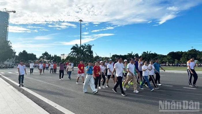 Đông đảo cán bộ, công chức, chiến sĩ và người dân đi bộ quanh Quảng trường 16 tháng 4, phường Đông Hải, tỉnh Khánh Hòa. (Ảnh: NGUYỄN TRUNG)
