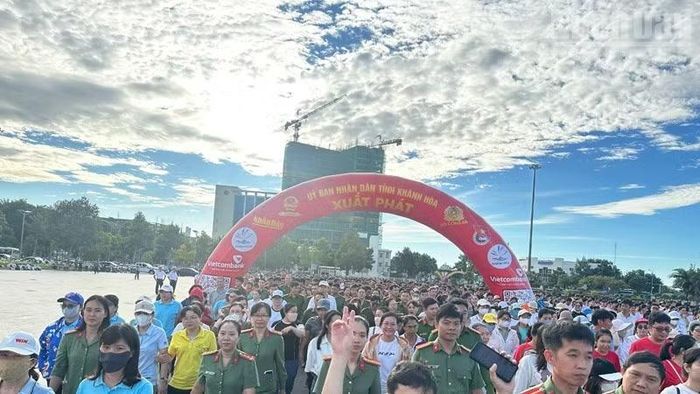 Ngay sau lễ phát động, đông đảo đại biểu và người dân hưởng ứng chương trình cùng tham gia đi bộ. (Ảnh: NGUYỄN TRUNG)