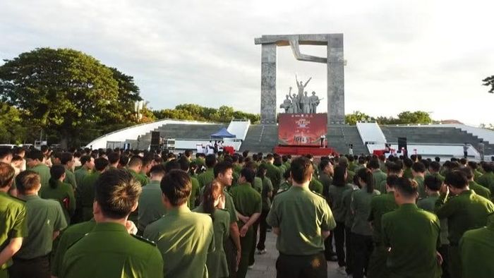 Quang cảnh trước giờ khai mạc tại Quảng trường 16 tháng 4, phường Đông Hải, tỉnh Khánh Hòa. (Ảnh: NGUYỄN TRUNG)