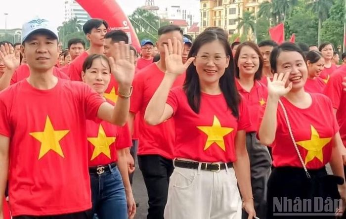 Hoạt động đi bộ tại tỉnh Hưng Yên năm nay thu hút đông đảo các lực lượng tham gia. (Ảnh Mai Tú)