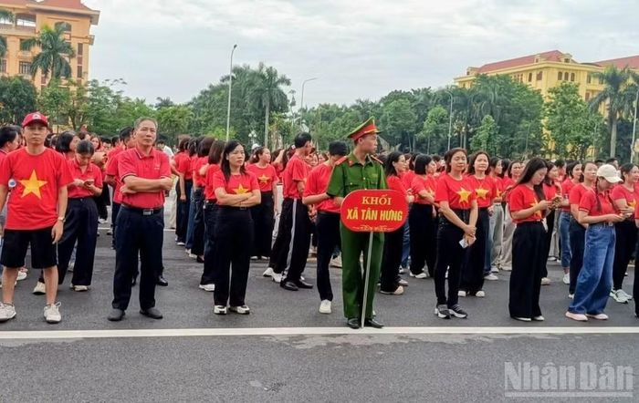 Tại Quảng trường Nguyễn Văn Linh ghi nhận khoảng 3.000 người tham gia đi bộ. (Ảnh Mai Tú)