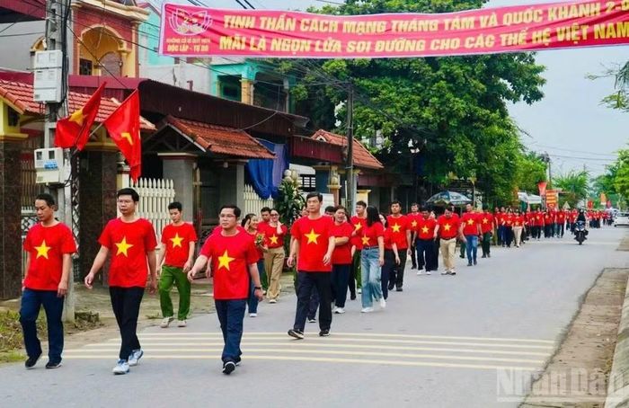 Xã ven biển Hưng Phú trong sáng nay có khoảng 300 người tham gia đi bộ với quãng đường 1km. (Ảnh Mai Tú)