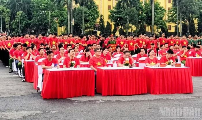 Thời tiết khô ráo tạo điều kiện thuận lợi cho các địa phương tổ chức hoạt động đi bộ. (Ảnh Mai Tú)