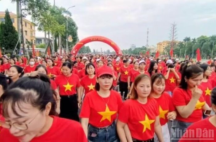 Tổng hợp của Ban tổ chức, có hàng chục nghìn người tại Hưng Yên tham gia đi bộ trong sáng 30/8. (Ảnh Mai Tú)