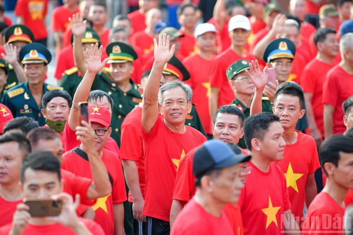 Những nụ cười tươi tắn trên khuôn mặt của người dân Thủ đô, ai cũng tự hào khi đang đóng góp vào mục tiêu chung của đất nước.