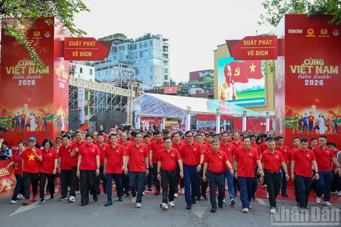 Đi bộ là hoạt động giản dị nhưng mang thông điệp lớn về sức khỏe, tinh thần yêu nước và phát triển bền vững.