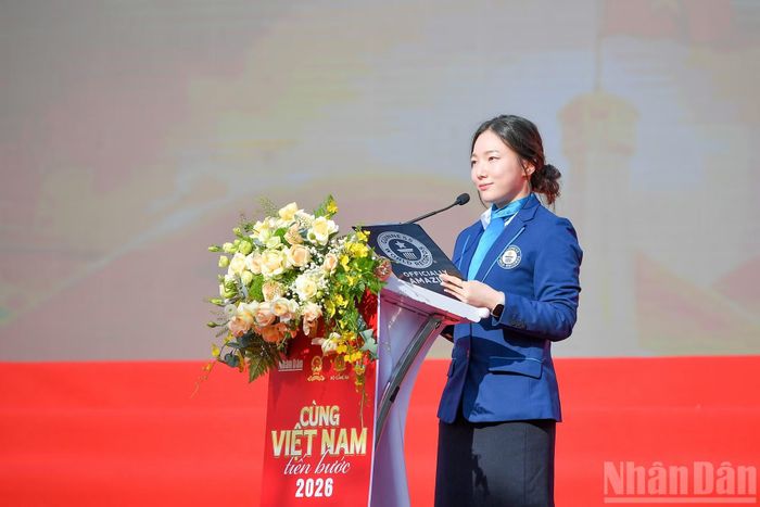 Bà Sohn Minyoung, Giám khảo chính thức của Guinness World Records, đại diện Tổ chức Kỷ lục thế giới Guinness công bố quyết định trao kỷ lục Guinness thế giới cho hoạt động đi bộ “Cùng Việt Nam tiến bước” năm 2026.