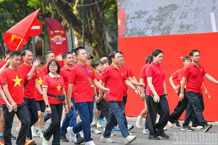 Đại tướng Phan Văn Giang cùng người dân Thủ đô đi bộ trong chương trình.
