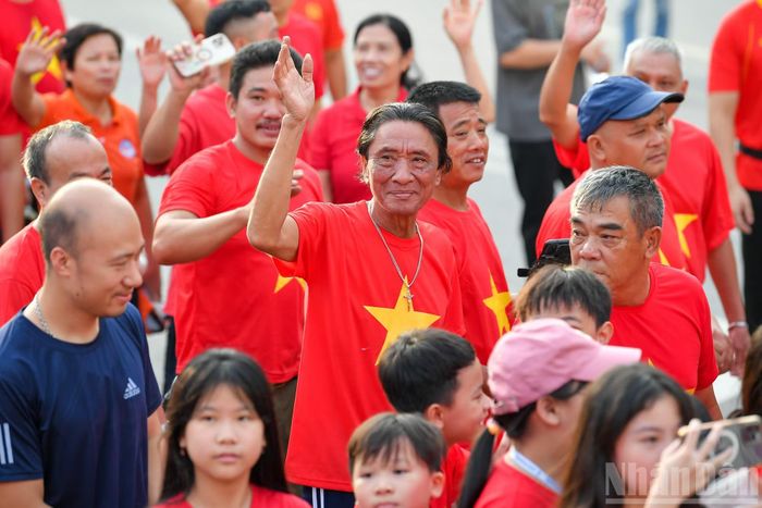Những nụ cười tươi tắn trên khuôn mặt của người dân Thủ đô, ai cũng tự hào khi đang đóng góp vào mục tiêu chung của đất nước.