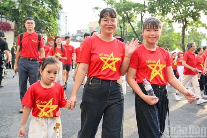Các gia đình cùng nhau nắm tay tham gia sự kiện.
