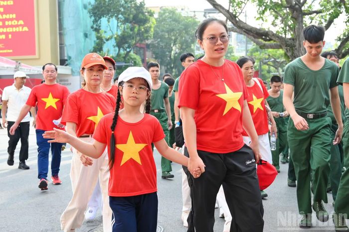 Các gia đình cùng nhau nắm tay tham gia sự kiện.
