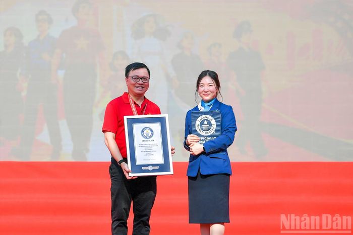Tổng Biên tập Báo Nhân Dân Lê Quốc Minh thay mặt Ban tổ chức nhận Chứng nhận Kỷ lục Guinness thế giới.