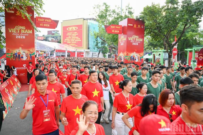 Hàng vạn bước chân của người dân Hà Nội bắt đầu nhịp bước, chính thức nối dài hành trình vươn tới mốc 10 tỷ bước.