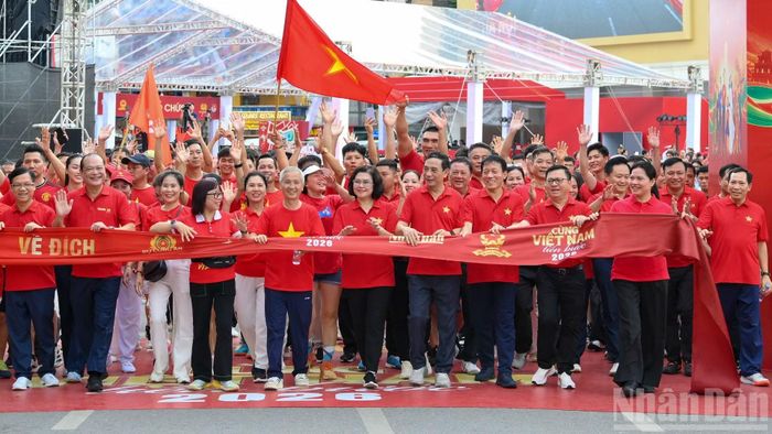 Các đại biểu cùng người dân hoàn thành đi bộ 2 vòng Hồ Hoàn Kiếm.