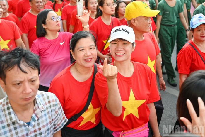 Những nụ cười tươi tắn trên khuôn mặt của người dân Thủ đô, ai cũng tự hào khi đang đóng góp vào mục tiêu chung của đất nước.