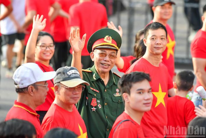 Những bước chân khỏe khoắn của các bác cựu chiến binh, người cao tuổi trên đường phố Hà Nội.