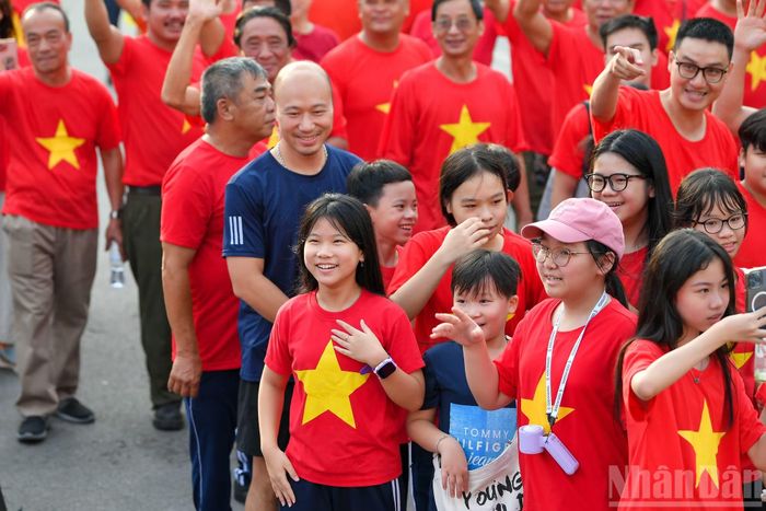 Những nụ cười tươi tắn trên khuôn mặt của người dân Thủ đô, ai cũng tự hào khi đang đóng góp vào mục tiêu chung của đất nước.