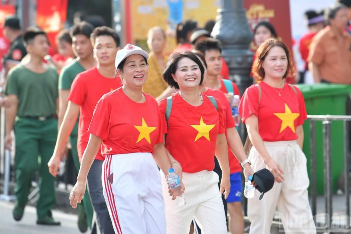 Những nụ cười tươi tắn trên khuôn mặt của người dân Thủ đô, ai cũng tự hào khi đang đóng góp vào mục tiêu chung của đất nước.