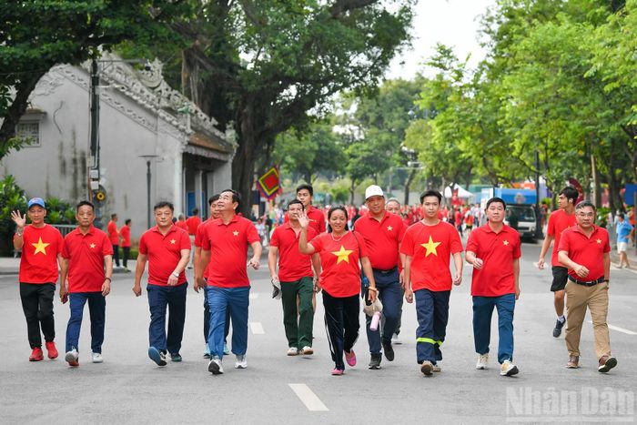 Những nụ cười tươi tắn trên khuôn mặt của người dân Thủ đô, ai cũng tự hào khi đang đóng góp vào mục tiêu chung của đất nước.