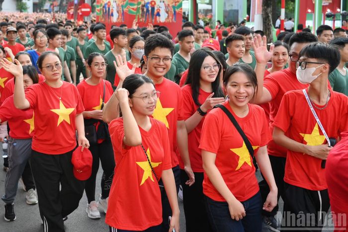 Người dân Thủ đô cùng các bạn trẻ với nụ cười rạng rỡ cho những "bước chân xanh" đầu tiên.