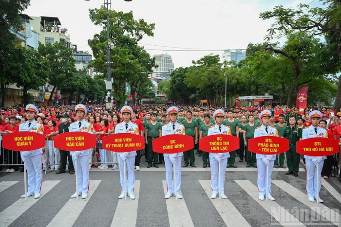 Ngay từ sáng sớm, tại phố đi bộ hồ Hoàn Kiếm (Hà Nội) và điểm cầu tại các quận, huyện, xã, phường đã rực rỡ bởi màu áo của hàng nghìn người dân Thủ đô háo hức chờ đón lễ khai mạc ngày hội đi bộ toàn quốc "Cùng Việt Nam tiến bước" 2026.