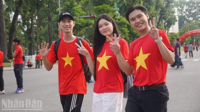 Các bạn trẻ tham gia đi bộ.