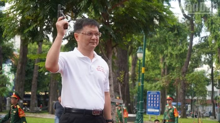 Đồng chí Nguyễn Mạnh Cường, Ủy viên Dự khuyết Trung ương Đảng, Phó Chủ tịch Ủy ban nhân dân Thành phố Hồ Chí Minh phát hiệu lệnh xuất phát.