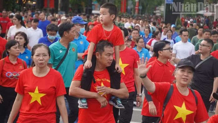 Người dân Thành phố Hồ Chí Minh tham gia chương trình đi bộ.