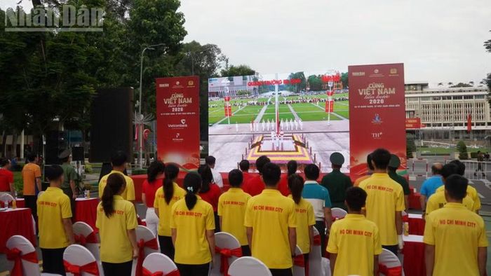 Đại biểu tại điểm cầu Thành phố Hồ Chí Minh hướng về lễ thượng cờ tại Quảng trường Ba Đình (Thành phố Hà Nội).