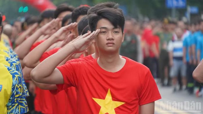 Các khối tham gia chương trình đi bộ nghiêm trang dự lễ thượng cờ.