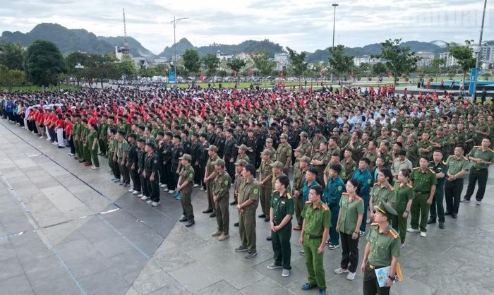 Các lực lượng tham gia hưởng ứng hoạt động đi bộ “Cùng Việt Nam tiến bước” tại điểm cầu tỉnh Sơn La. (Ảnh: QUỐC TUẤN)