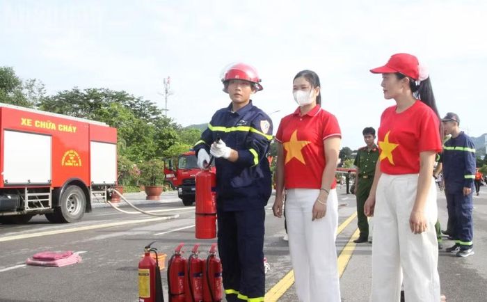 Kết thúc chương trình đi bộ, các đại biểu, người dân và học sinh, sinh viên sẽ được tham gia các hoạt động trải nghiệm thực hành chữa cháy, cứu nạn, cứu hộ ngay tại Quảng trường Tây Bắc. (Ảnh: QUỐC TUẤN)