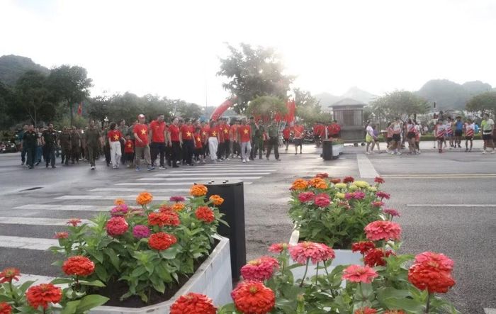 Các đại biểu cùng các lực lượng tham gia đi bộ tại khu vực Quảng trường Tây Bắc, phường Tô Hiệu, tỉnh Sơn La. (Ảnh: QUỐC TUẤN)