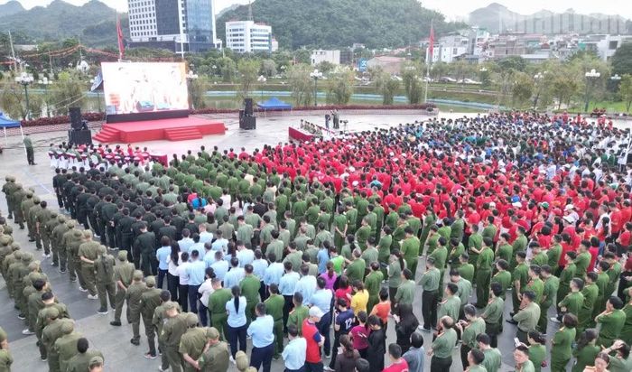 Đông đảo các lực lượng tại Sơn La tham gia hoạt động “Cùng Việt Nam tiến bước” năm 2026. (Ảnh: QUỐC TUẤN)